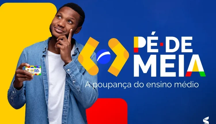 Jovem segurando um cartão do programa Pé-de-Meia, com fundo azul e elementos gráficos coloridos.