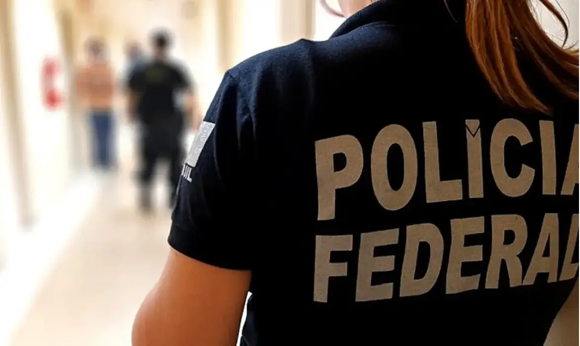 Policial federal em uniforme com a inscrição 'Polícia Federal', ilustrando a atuação da Polícia Federal durante o último concurso de 2021