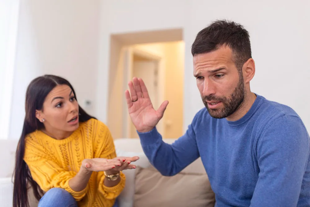 Casal discutindo, simbolizando uma conversa tensa onde se tenta justificar comportamentos questionáveis.