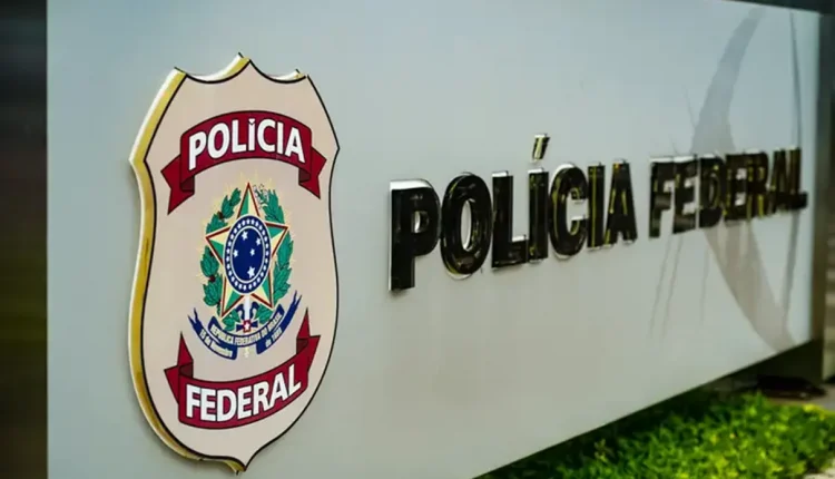 Emblema da Polícia Federal em placa, representando a autoridade da instituição.