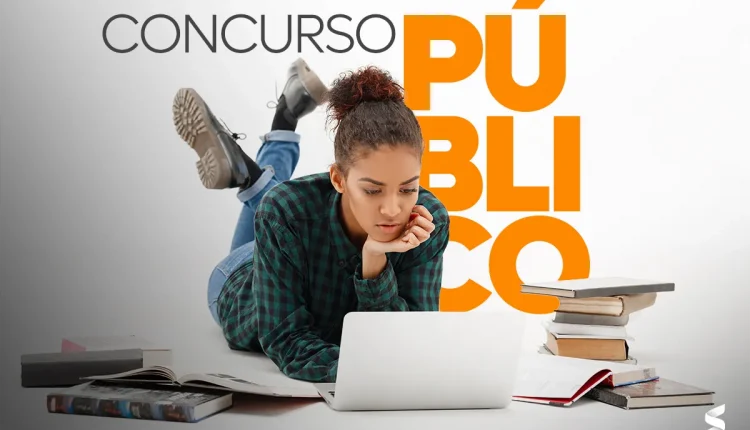 Mulher estudando com livros e laptop para concurso público