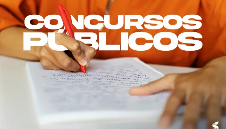 Pessoa escrevendo em um caderno com caneta vermelha, simbolizando a preparação para concursos públicos, com o texto 'CONCURSOS PÚBLICOS' em destaque.