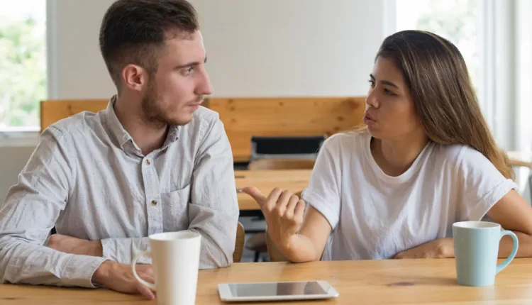 Homem e mulher discutindo em uma conversa, representando um diálogo tenso, comum em situações de desonestidade