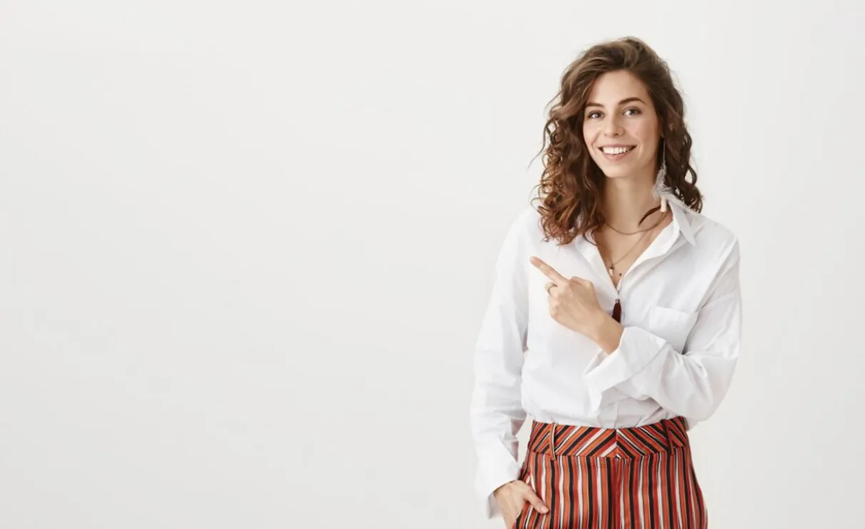 Mulher sorridente apontando para o lado, simbolizando a atitude de deixar o passado para trás.