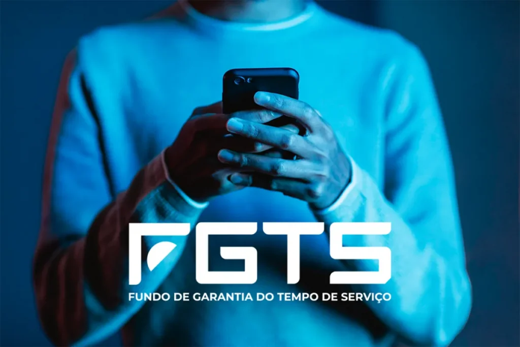 Pessoa segurando um smartphone, com destaque para o logo do FGTS na imagem.