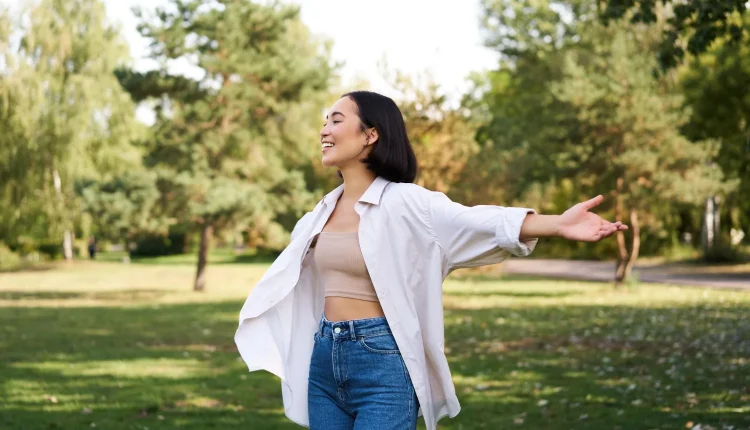 Mulher feliz ao ar livre expressando alegria