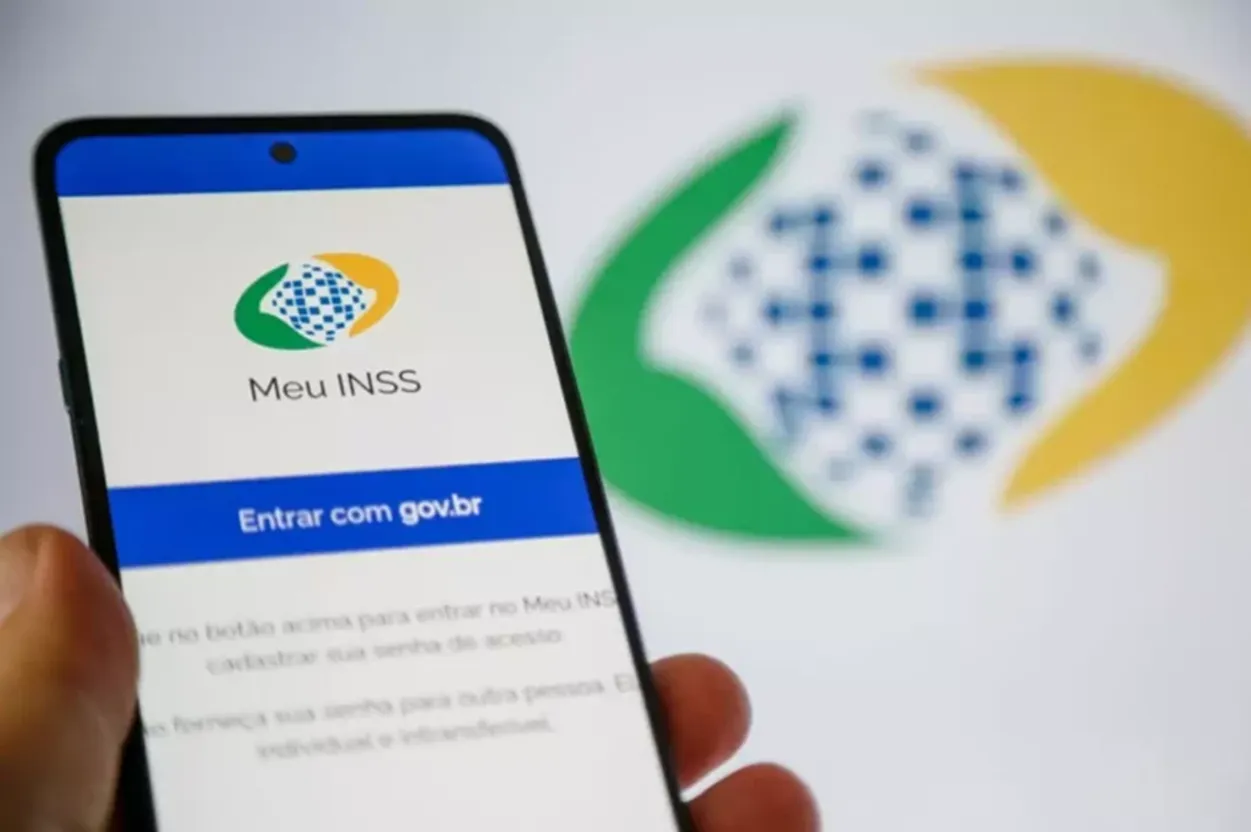 Tela do aplicativo Meu INSS com a opção de login via gov.br, exibindo o logotipo do INSS em um smartphone