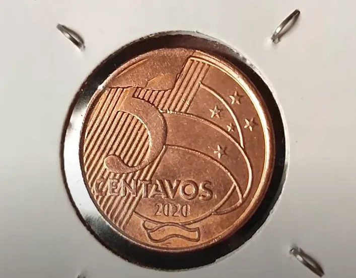 Moeda de 5 centavos de 2020 com defeito de cunho quebrado, protegida em suporte para colecionadores.