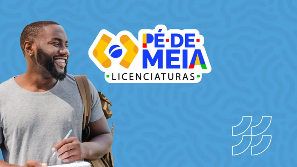 Jovem estudante universitário sorridente segurando um caderno ao lado do logo do programa Pé-de-Meia Licenciaturas