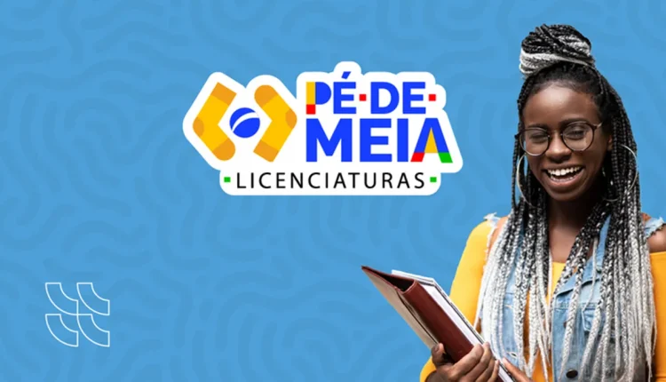 Mulher sorridente segurando livros, representando a formação de professores no programa Pé-de-Meia.