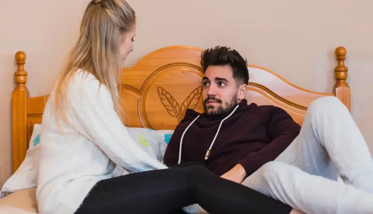 Casal conversando em um momento íntimo e carinhoso no quarto