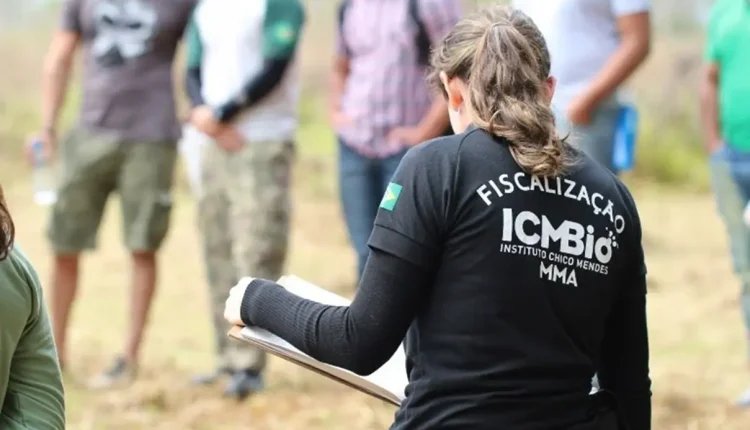 Agente do ICMBio realizando fiscalização em campo, relacionada ao processo seletivo para o cargo de Agente Temporário Ambiental.