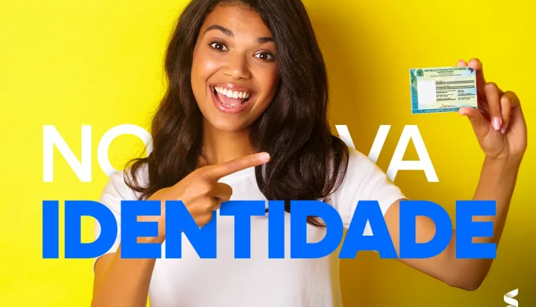 Mulher sorridente segurando a nova carteira de identidade com fundo amarelo vibrante.