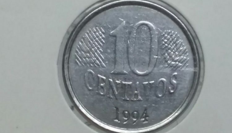 Imagem da moeda de 10 centavos de 1994, destacando o erro de cunhagem com a data marcada de forma irregular.