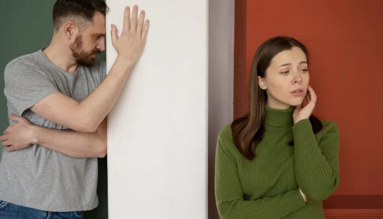 Casal em silêncio, demonstrando desconforto e afastamento, representando um possível cenário de codependência emocional.