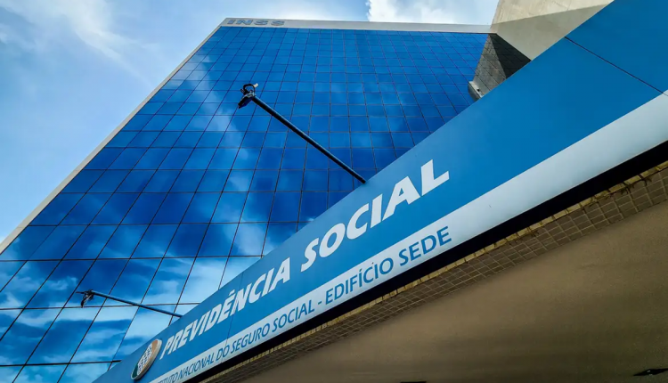 Fachada do prédio do INSS com placa de Previdência Social em destaque.