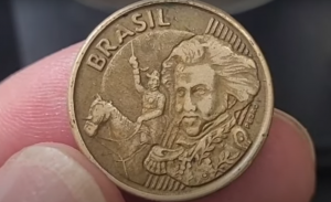 Moeda de 10 centavos com erro de cunhagem, apresentando um detalhe incomum na imagem de Dom Pedro I.