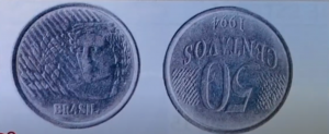 Moeda de 50 centavos de 1994 com erro de reverso invertido, um defeito raro na numismática.