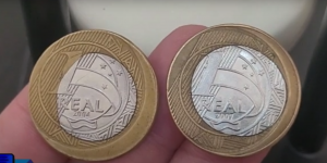 Moedas de 1 real dos anos 2004 e 2007 com erros de cunhagem, exibindo deslocamento do núcleo.