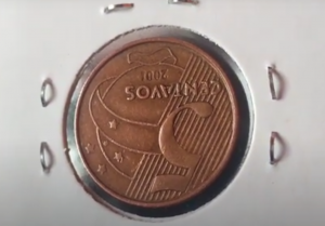 Moeda de 5 centavos com erro de cunhagem de reverso invertido, um item raro e valioso no mercado numismático.