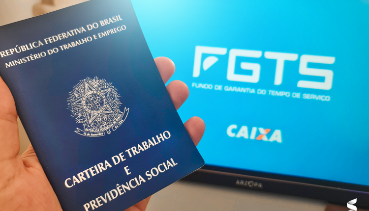 Carteira de Trabalho sendo segurada em frente a uma tela com o logotipo do FGTS e da Caixa Econômica Federal.