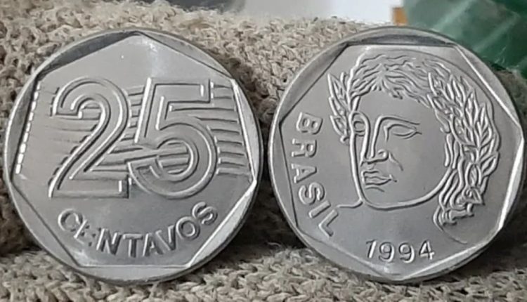 "Moedas brasileiras de 25 centavos: uma com valor nominal e outra com efígie de 1994