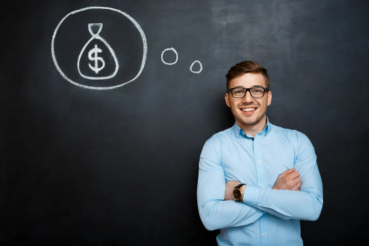 Jovem sorridente com braços cruzados diante de um quadro-negro, com um desenho de dinheiro ao fundo, representando carreira e sucesso financeiro.