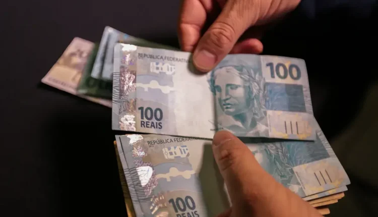 Notas de R$ 100, representando a Bolsa de R$ 600 do governo