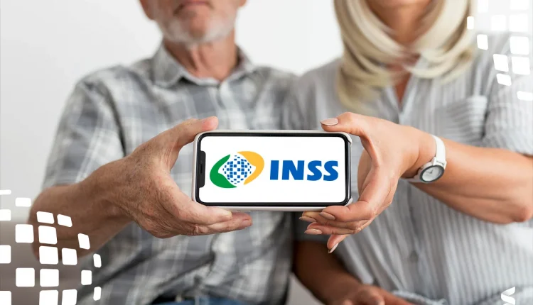 Casal de idosos mostrando um celular com o logo do INSS, simbolizando o acesso aos serviços do instituto.