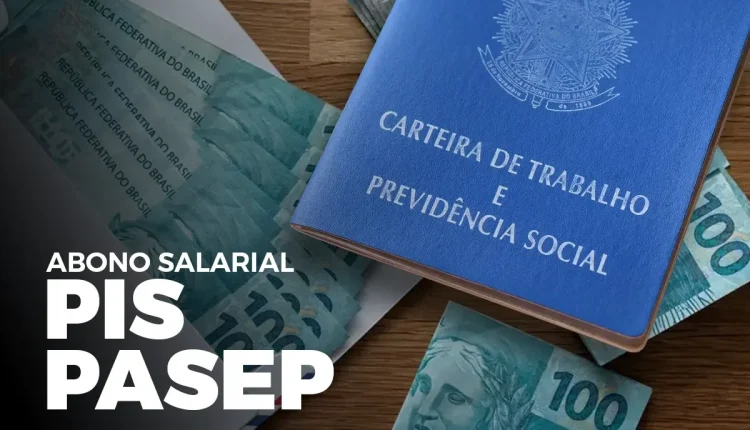 Carteira de trabalho e notas de R$ 100, representando o pagamento do abono salarial PIS/PASEP, com destaque para a liberação dos pagamentos de 1971 a 2025