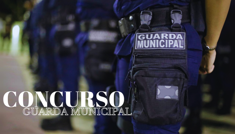 Uniforme da Guarda Municipal com o logo visível em frente a um cenário noturno, representando o concurso da Guarda Municipal.