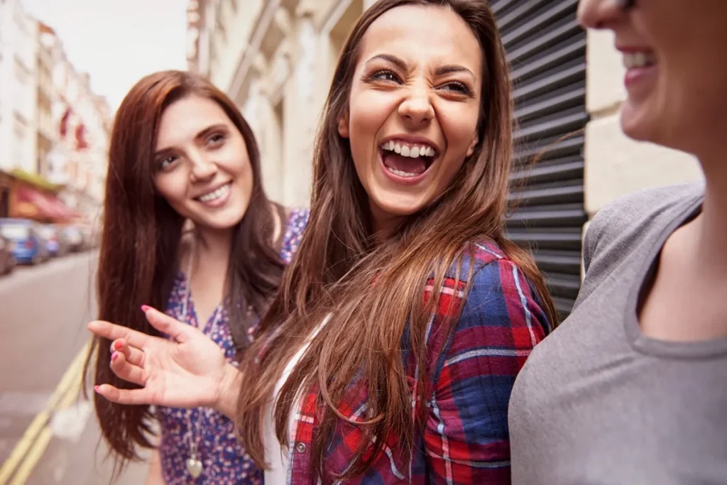  Grupo de amigas rindo e se divertindo em um ambiente urbano.