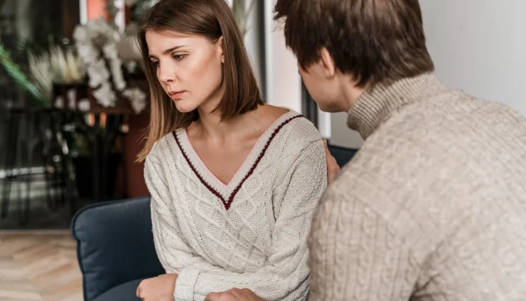 "Mulher triste sendo confortada por um homem, representando uma situação emocional difícil.