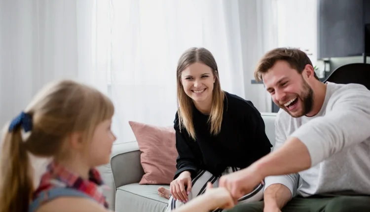 Família interagindo e desenvolvendo habilidades sociais na criança