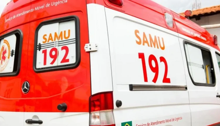 Ambulância do SAMU 192 estacionada em via pública.