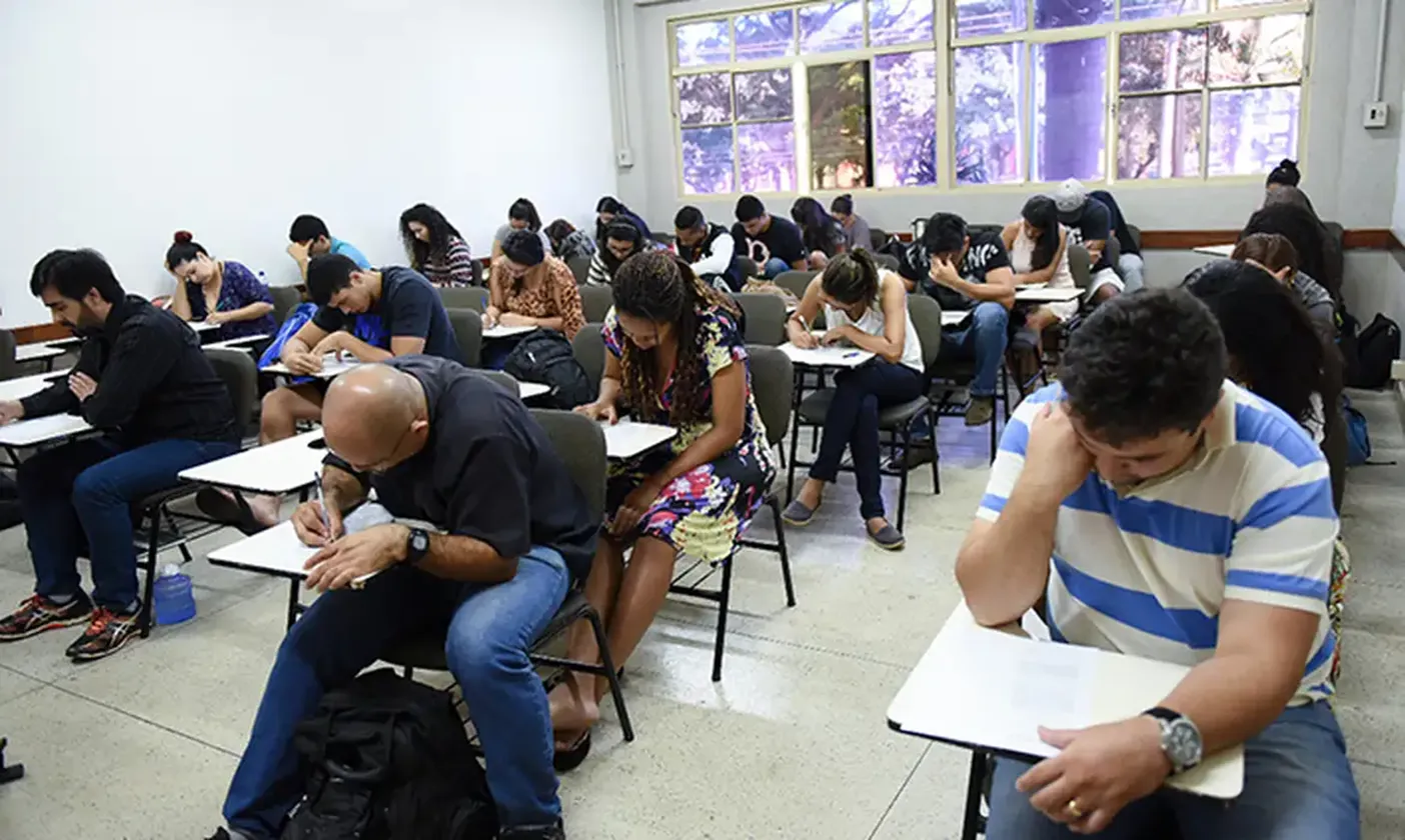 Candidatos fazem prova do Encceja em uma sala de aula.