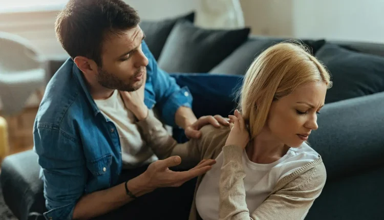 Cena de discussão entre casal, ilustrando um dos sinais sutis de manipulação emocional.