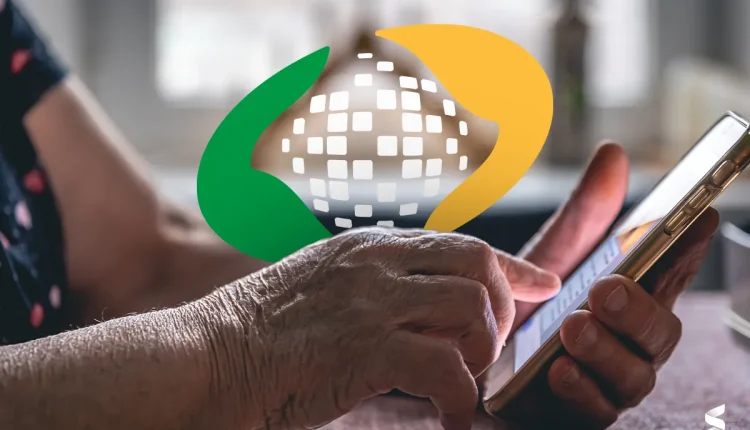 Aposentado usando o celular para consultar sobre descontos do INSS.